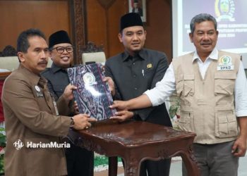 SEPAKAT: Ketua DPRD Jepara Haizul Ma’arif (dua dari kanan) didampingi dua wakilnya yaitu Pratikno dan Nuruddin Amin serah terima nota kesepahaman tentang rencana penyusunan ranperda selama tahun 2024 di Gedung DPRD Jepara, Rabu (1/11/2023). (Dok. DPRD Jepara/Harianmuria.com)