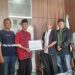 PEDULI: Pedagang Pasar Kliwon menyalurkan donasi untuk warga Palestina melalui Lazisnu Kudus, Rabu (20/12/2023). (Ihza Lingkar/Harianmuria.com)