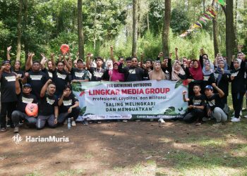 MENGASYIKKAN: Seluruh keluarga besar Lingkar Media Group (LMG) bersuka ria mengikuti outbond di Coban Rondo, Malang, Jawa Timur. (Dok. Lingkar Media Group)
