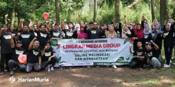 MENGASYIKKAN: Seluruh keluarga besar Lingkar Media Group (LMG) bersuka ria mengikuti outbond di Coban Rondo, Malang, Jawa Timur. (Dok. Lingkar Media Group)