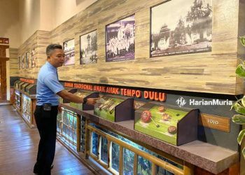 UNIK: Pengelola Museum Jenang dan Gusjigang Tri Hartanto saat menunjukkan spot baru yang ada di Museum Jenang dan Gusjigang baru-baru ini. (Nisa Hafizhotus Syarifa/Harianmuria.com)