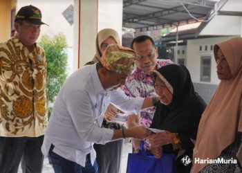 EMPATI: Penjabat (Pj Bupati Jepara Edy Supriyanta saat menyerahkan bantuan beras ASN peduli kepada penerima manfaat di Jepara, Kamis (4/1/2024). (Tomi Budianto/Harianmuria.com)