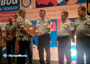 Kepala Dinas Perhubungan (Dishub) Jepara Ony Sulistijawan saat menerima penghargaan dari Pemprov Jateng dalam kegiatan Forum Rembug Transportasi, di Convention Hall Terminal Tirtonadi Solo, Rabu (24/1/2024). (Diskominfo Jepara/Harianmuria.com)