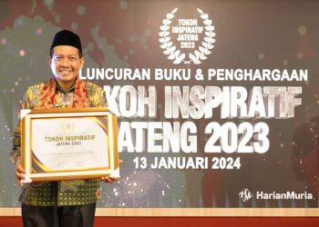 MEMBANGGAKAN: Rektor IAIN Kudus Prof. Abdurrohman Kasdi saat dinobatkan menjadi Tokoh Inspiratif Jateng 2023 di Gedung Gradhika Bhakti Praja, Kantor Gubernur Jateng, Sabtu (13/1/2024). (Nisa Hafizhotus Syarifa/Harianmuria.com)