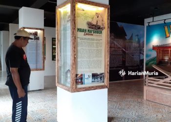 TERTARIK: Salah satu pengunjung sedang membaca sejarah yang di Museum Islam Nusantara, Kota Pusaka Lasem, Rembang. (R.Teguh Wibowo/Harianmuria.com)
