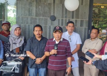 KLARIFIKASI: Pj Bupati Jepara Edy Supriyanta didampingi Sekda Jepara Edy Sujatmiko dan jajarannya saat konferensi pers soal alokasi dana kesehatan bagi warga miskin, Sabtu (27/1/2024). (Muhammad Aminudin/Harianmuria.com)