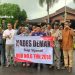 MENGEPALKAN TANGAN: Para Kades di Demak foto bersama Kepala Dinpermades di depan Pendopo Demak sebelum pemberangkatan menuju Senayan, Jakarta, Selasa, 30 Januari 2024. (M Burhanuddin Aslam/Harianmuria.com)
