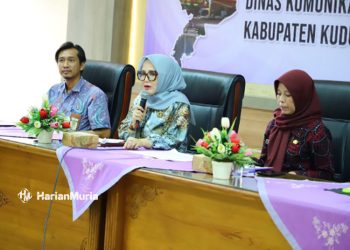 Kepala Dinas Kominfo Kudus Dwi Yusi Sasepti saat mengisi Forum Perangkat Daerah (PD) membahas Rancangan Awal (Ranwal) Rencana Kerja (Renja) Kerja Tahun 2025 di Lantai III Gedung C, Selasa (27/2/2024). (Diskominfo Kudus/Harianmuria.com)