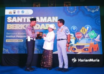 SIMBOLIS: Pemberian buku panduan pendidikan lalu lintas secara simbolis kepada Rektor IPMAFA KH Abdul Ghofarrozin oleh Dirkamsel Korlantas Polri Brigjen Pol Dr. Bakharuddin Muhammad Syah dengan Direktur Hubungan Kelembagaan PT Jasa Raharja Munadi Herlambang di Pati, Selasa, 27 Februari 2024. (PT Jasa Raharja/Harianmuria.com)