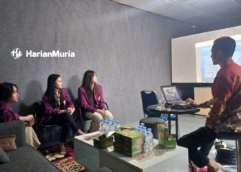 MEMAHAMI: Mahasiswa Universitas Katolik Soegijapranata (Unika), Semarang belajar cara membuat rilis media di kantor Lingkar Media Group Kabupaten Pati, Kamis (15/2/2024). (Dok. Lingkar Media Group)
