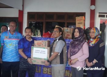 PEDULI: Sekda Jepara Edy Sujatmiko saat melepas bantuan peduli banjir di Kabupaten Demak. (Tomi Budianto/Harianmuria.com)