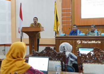 MEMAPARKAN: Sekretaris Daerah (Sekda) Kabupaten Jepara, Edy Sujatmiko saat memberikan sambutan dalam acara Bimtek pengoperasian aplikasi Srikandi dengan mengundang puluhan admin unit kerja yang berlangsung di Gedung Ratu Shima Komplek Setda Jepara pada Selasa (20/2/2024). (Muhammad Aminudin/Harianmuria.com)