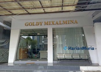 ILUSTRASI: Tampak depan kantor biro perjalanan Umroh dan Haji Khusus, Goldy Mixalmina, yang diduga membawa kabur uang jemaah. (Nisa Hafizhotus. S/Harianmuria.com)
