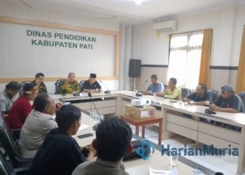 MEMIMPIN: Plt Kepala Disdikbud Pati Tulus Budihardjo saat memberikan sambutan dalam audiensi bersama LSM Lidik Krimsus, pada Jumat, 2 Februari 2024. (Arif Febriyanto/Harianmuria.com/