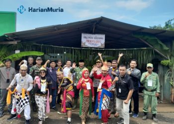 KELILING TPS: Camat Dukuhseti Kabupaten Pati Agus Sunarko, S.STP., MSI. (tengah, berpeci) saat mengunjungi TPS 07 di Desa Dukuhseti Kecamatan Dukuhseti Kabupaten Pati. (Dok. pemerintah Kecamatan Dukuhseti for Lingkar/Harianmuria.com