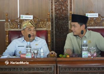 BERDAMPINGAN: Penjabat (Pj) Bupati Jepara Edy Supriyanta (kemeja putih) bersama Ketua DPRD Jepara Haizul Ma’arif (peci hitam) dalam rapat Rapat Koordinasi Forkopimda Bersama Tokoh Masyarakat, Tokoh Agama, dan Tokoh Pemuda di Pendopo Kartini Jepara, Rabu (21/2/2024). (Muhammad Aminudin/Harianmuria.com)