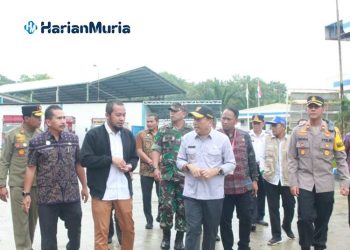 MONITORING: Penjabat Bupati Jepara Edy Supriyanta (depan tengah) bersama rombongannya mengecek lokasi SPBE Mulyoharjo, Kabupaten Jepara pada Selasa, 19 Maret 2024. (Muhammad Aminudin/Harianmuria.com)