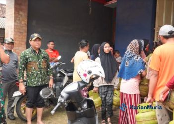MEMANTAU: Penjabat Bupati Jepara Edy Supriyanta (batik hijau) meninjau pendistribusian LPG 3 kg di salah satu pengecer di Desa Bandungrejo, Kecamatan Kalinyamatan, Kabupaten Jepara, Minggu, 17 Maret 2024. (Dok. Pemkab Jepara/Harianmuria.com)
