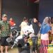 MEMANTAU: Penjabat Bupati Jepara Edy Supriyanta (batik hijau) meninjau pendistribusian LPG 3 kg di salah satu pengecer di Desa Bandungrejo, Kecamatan Kalinyamatan, Kabupaten Jepara, Minggu, 17 Maret 2024. (Dok. Pemkab Jepara/Harianmuria.com)