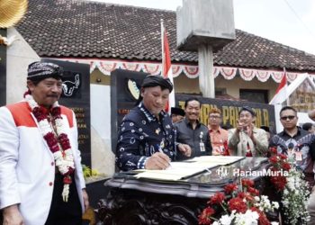 PENANDATANGANAN: Anggota komisi D DPRD Pati Suwarno saat menghadiri peresmian Tugu Pancasila di pusat Kecamatan Gabus belum lama ini. (Humas Pati/Harianmuria.com)