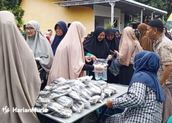DISERBU: Ratusan warga menyerbu Pasar Rakyat dan Bazar yang diadakan oleh Masjid Djauharotul Imamah di Kaborongan, Pati kota Minggu, (10/3/2024). (Setyo Nugroho/Harianmuria.com)