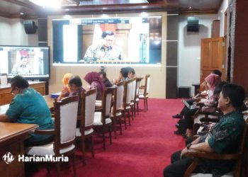 KONDUSIF: Pemkab Jepara mengikuti Rapat Koordinasi Pencegahan Korupsi bersama Pemprov Jateng dan KPK secara daring di Gedung Command Center Setda Jepara pada selasa (26/3/2024). (Muhammad Aminudin/Harianmuria.com)
