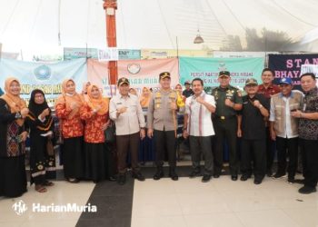 Pj Bupati Jepara Edy Supriyanta bersama jajaran Forum Komunikasi Pemimpin Daerah (Forkopimda) saat menghadiri pasar murah yang digelar di Shopping Center Jepara (SCJ) pada Rabu (27/3/2024). (Muhammad Aminudin/Harianmuria.com)