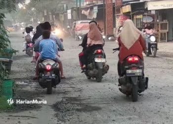Jalan di Juwana Rusak dan Berdebu, Dewan Pati Harap Ada Penanganan Jangka Panjang - Harianmuria PENUH DEBU: Sejumlah kendaraan melintas di Jalan Mangkudipuro, Kecamatan Juwana, Kabupaten Pati mengakibatkan debu beterbangan menganggu aktivitas masyarakat. (Arif Febriyanto/Harianmuria.com)