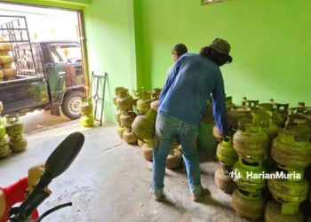 ILUSTRASI: Seorang warga sedang membeli gas gas LPG 3 Kg di salah satu agen di Kabupaten Pati. (Arif Febriyanto/Harianmuria.com)