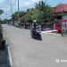 ILUSTRASI: Seorang pengendara sepeda motor sedang melintas di jalan beton Desa Gajahmati, Kecamatan/Kabupaten Pati. (Arif Febriyanto/Harianmuria.com)