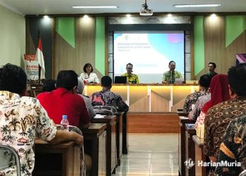 PENGARAHAN: Kepala Bappeda sekaligus Wakil Ketua Gugus Tugas Kabupaten Layak Anak Kabupaten Pati Muhtar menyampaikan arahan dalam Rakor RAD KLA di Ruang Rajawali Lantai 1 Bappeda Pati, Kamis (29/2/2024). (Ika Tamara Dewi/Harianmuria.com)
