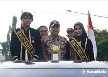 MEMBANGGAKAN: Pj Bupati Jepara Edy Supriyanta (tengah) diapit Duta Wisata mengarak Piala Adipura tahun 2023, Kamis (7/3/2024). (Muhammad Aminudin/Harianmuria.com)