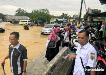 Prihatin Jalan Pati-Grobogan Kerap Kebanjiran, Ketua Dewan: Sudah Berkali-kali Minta Normalisasi - Harianmuria BANJIR: Jalan raya Pati-Grobogan turut Kecamatan Kayen tergenang air setinggi 50 cm akibat intensitas hujan yang tinggi, Rabu 13 Maret 2024. (Arif Febriyanto/Harianmuria.com)