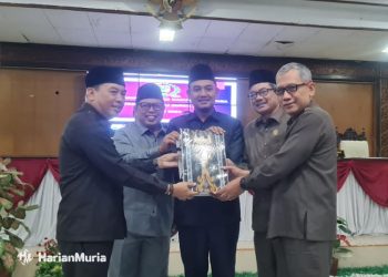 SAH: Penyerahan LKPJ oleh Pj Bupati Jepara Edy Supriyanta yang diterima oleh Ketua DPRD Jepara Haizul Ma'arif beserta para wakilnya saat rapat paripurna pengambilan keputusan LKPJ tahun 2024 di Gedung DPRD Jepara, Kamis (21/3/2024). (Muhammad Aminudin/Harianmuria.com)