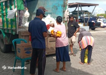 Sejumlah warga mendatangi truk pengangkut sembako bazar murah yang diadakan oleh Distapang dan Disdagperin Pati di Alun-alun Kembangjoyo, Rabu (5/3/2024). (Arif Febriyanto/Harianmuria.com)