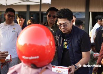 Katua BPC HIPMI Jepara Zaenal Afrody saat membagi-bagikan takjil untuk masyarakat di Jl. Pemuda, Kelurahan Panggang, Kecamatan/Kabupaten Jepara, Jumat (22/3/2024). (Muhammad Aminudin/Harianmuria.com)