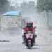 Jalan Raya Dukuhseti perbatasan Kabupaten Jepara rusak dan menimbulkan debu beterbangan. (Setyo Nugroho/Harianmuria.com)