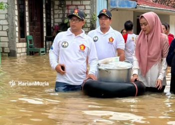 TERJUN LANGSUNG: Anggota Komisi B DPRD Pati Yeti Kristianti saat memberikan bantuan sembako kepada korban banjir di Kecamatan Juwana Rabu (20/3/2024). (Gerindra Pati/Harianmuria.com)