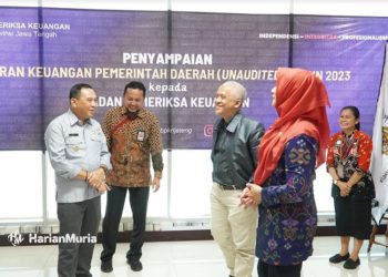 BERBINCANG: Pj Bupati Jepara Edy Supriyanta saat berdialog dengan Kepala BPK RI Perwakilan Jateng Hari Wiwoho dan jajarannya di Gedung BPK Jateng, Selasa (5/3/2024). (Muhammad Aminudin/Harianmuria.com)