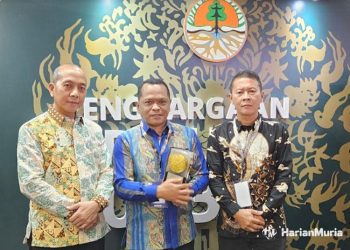 UNGGUL: Asisten I Sekretaris Daerah (Sekda) Ratib Zaini (tengah) bersama Kepala Dinas Lingkungan Hidup (DLH) Kabupaten Jepara Aris Setiawan (kanan) usai menerima penghargaan Adipura di Auditorium Dr.Soedjarwo, Gedung Manggala Wanabakti KLHK, Jakarta, Selasa (5/3/2024). (Muhammad Aminudin/Harianmuria.com)
