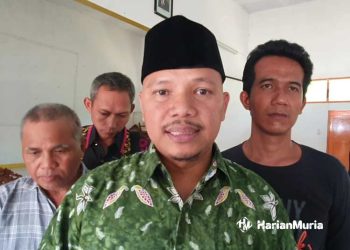 BERI KETERANGAN: Camat Dukuhseti Agus Sunarko (tengah) memberikan keterangan terkait penyelesaian masalah truk tambang yang melintas di Jalan Tayu-Puncel turut Kecamatan Dukuhseti, Kabupateb Pati, Senin, 8 April 2024. (Dok. Lingkar/Harianmuria.com)