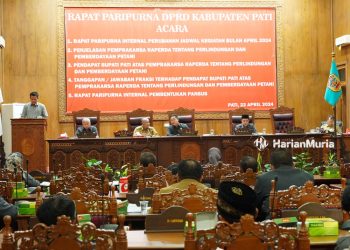 DPRD Pati Lanjutkan Pembahasan Raperda Perlindungan dan Pemberdayaan Petani - Harianmuria MEMIMPIN: Ketua DPRD Pati Ali Badrudin bersama Pj Bupati Henggar Budi Anggoro dan pimpinan dewan saat rapat Paripurna pembaharuan kelanjutan Raperda Pertanian, Senin (22/4/2024). (Arif Febriyanto/Harianmuria.com)