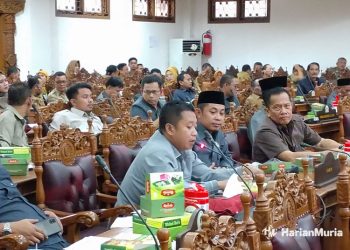 DPRD Pati Pertanyakan Kelanjutan Pengisian Perangkat Desa - Harianmuria MENYAMPAIKAN: Anggota Komisi C DPRD Kabupaten Pati, Teguh Bandang Waluyo saat mempertanyakan kelanjutan dari pengisian perangkat desa pada saat rapat paripurna, Senin (22/4/2024). (Arif Febriyanto/Harianmuria.com)