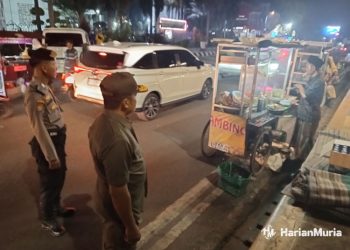 ILUSTRASI: Tim gabungan Satuan Polisi Pamong Praja (Satpol PP) Kabupaten Pati bersama Dinas Lingkungan Hidup (DLH), Dinas Perhubungan (Dishub), Satlantas Polresta Pati, dan Kodim Pati menertibkan pedagang kaki lima (PKL) yang berjualan di Alun-alun Pati Jumat, (16/2/2024) malam. (Setyo Nugroho/Harianmuria.com)