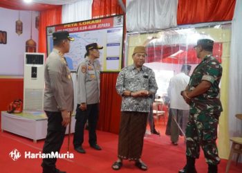Penjabat Bupati Jepara Edy Supriyanta saat mengunjungi salah satu pos pengamanan dan pos pelayanan mudik Lebaran 2024, Kamis (4/4/2024). (Dok. Harianmuria.com)