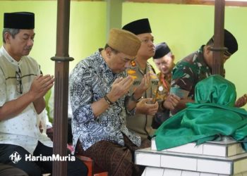 KHUSYUK: Penjabat Bupati Jepara Edy Supriyanta saat memimpin doa dalam agenda ziarah makam leluhur menyambut peringatan Hari Jadi Jepara ke-475, Kamis (4/4/2024). (Kominfo Jepara/Harianmuria.com)