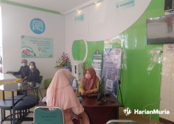 POTRET: Petugas di RSUD Soewondo Pati sedang melayani pasien di ruang daftar belum lama ini. (Arif Febriyanto/Harianmuria.com)