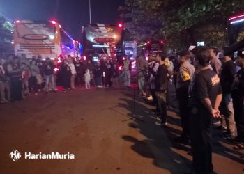 BERBONDONG-BONDONG: Ribuan warga Pati perantauan sampai di Pendopo Kabupaten Pati dengan selamat, Sabtu malam (6/4/2024). (Arif Febriyanto/Harianmuria.com)