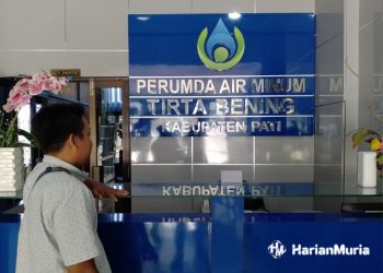 Seorang warga berada di dalam kantor PDAM Tirta Bening Pati, salah satu perusahaan daerah penyalur dana CSR. (Lingkar Network | Arif Febriyanto - Harianmuria.com)