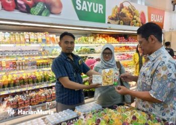 SIDAK: Tim Satreskrim Polresta Pati bersama instansi terkait saat melakukan pemeriksaan terhadap makanan kemasan di salah satu swalayan di Kabupaten Pati pada Jumat (5/4/2024). (Polresta Pati/Harianmuria.com)
